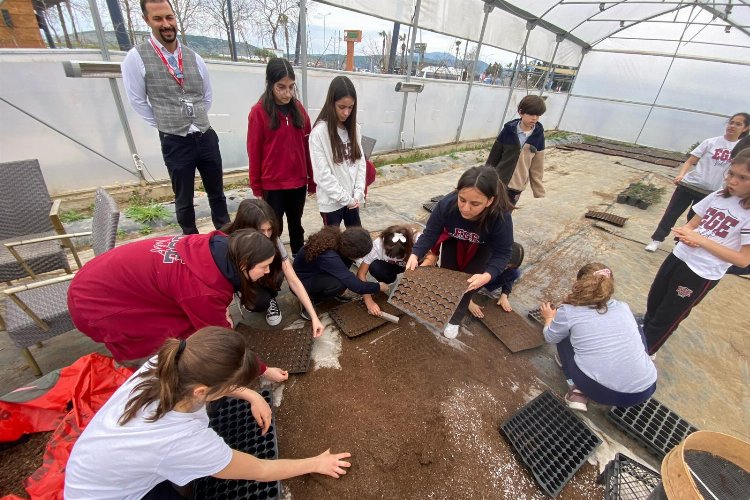 İzmir'de bu tarla çocukları toprakla buluşturuyor -