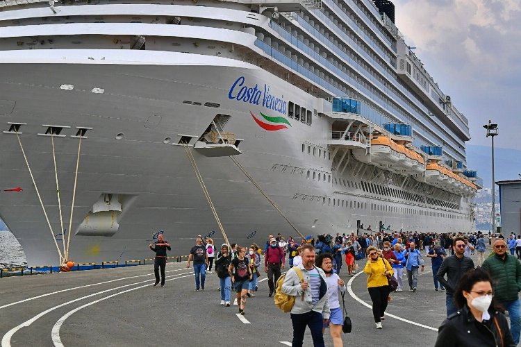 İzmir'de kruvaziyer turizmi hızlı başladı -