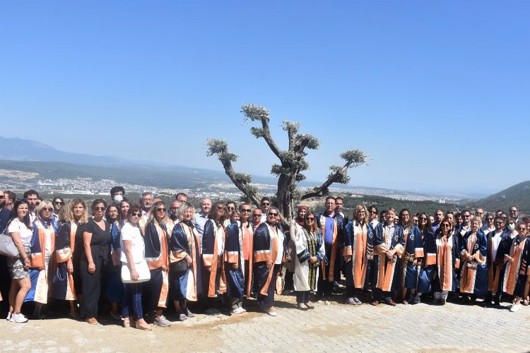 İzmir Demokrasi Üniversitesi’nden “Demokrasi Yürüyüşü” -