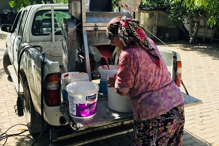 İzmir Efes'te salça makinesi mahalleleri geziyor -