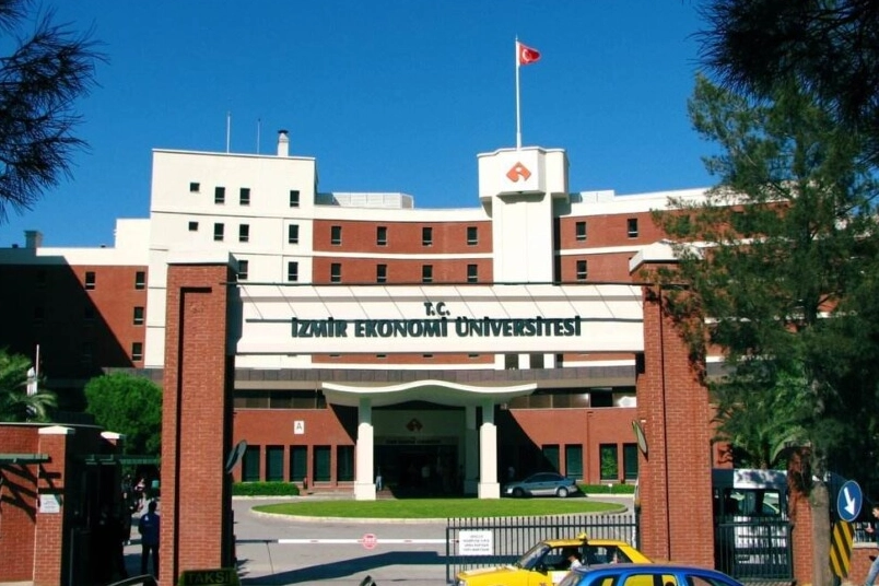 İzmir Ekonomi Üniversitesi'nde yetersiz kütüphane imza toplattı -