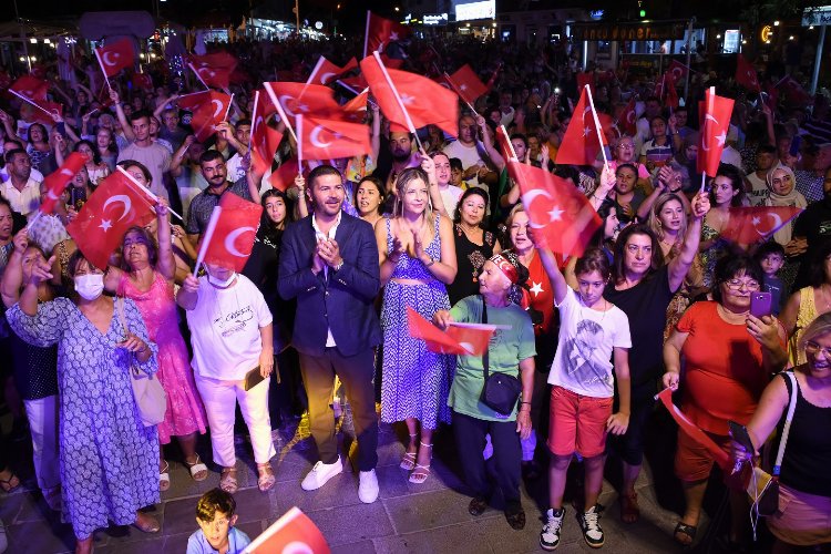 İzmir Foça'da 100. yıla coşkulu yürüyüş -