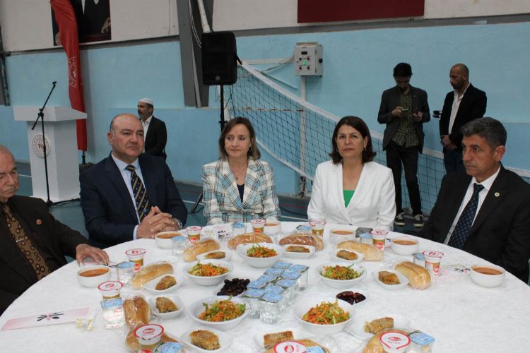 İzmir Foça'da Kaymakam Türköz'den iftar yemeği -