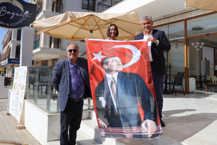 İzmir Güzelbahçe'de esnaflara bayrak dağıtıldı -