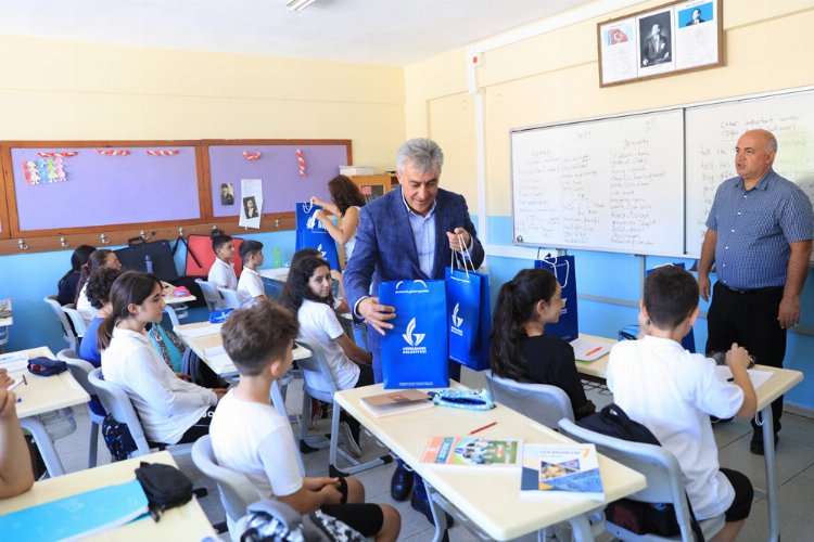 İzmir Güzelbahçe'de öğrencilere kırtasiye desteği -