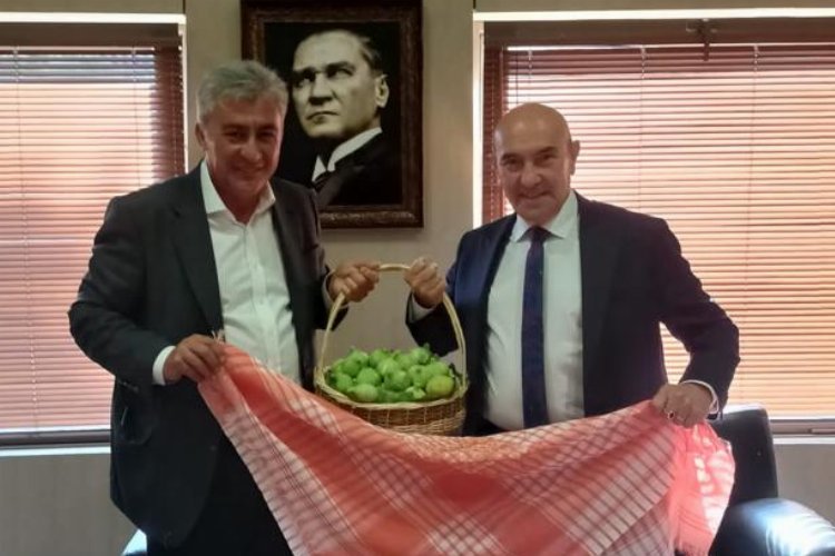 İzmir Güzelbahçe'den Başkan Tunç'a bardacıklı davetiye -