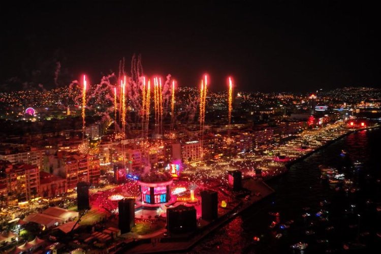 İzmir'in kurtuluşunun 100. yılında tarihi gece -