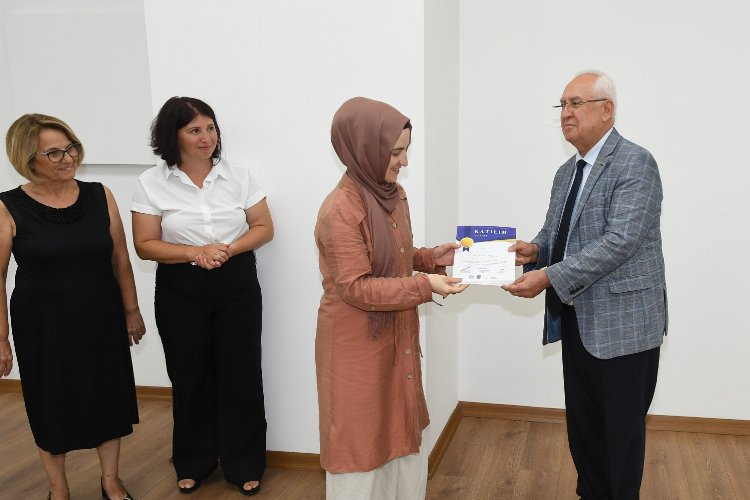 İzmir Karabağlar'da 'Kız Kardeşlerin' belgeleri Başkan'dan -