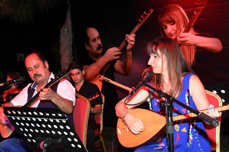İzmir Karabağlar'da yaz coşkusu -