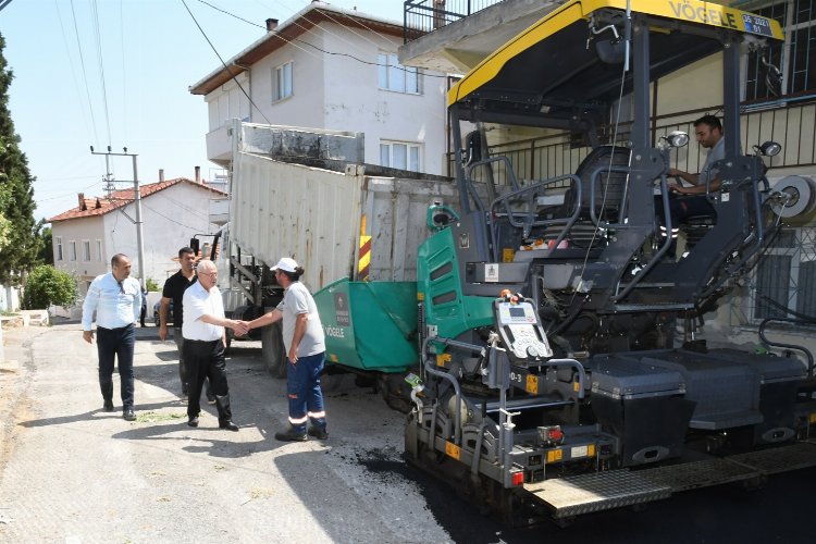 İzmir Karabağlar kendi ürettiği asfaltı sokaklara seriyor -