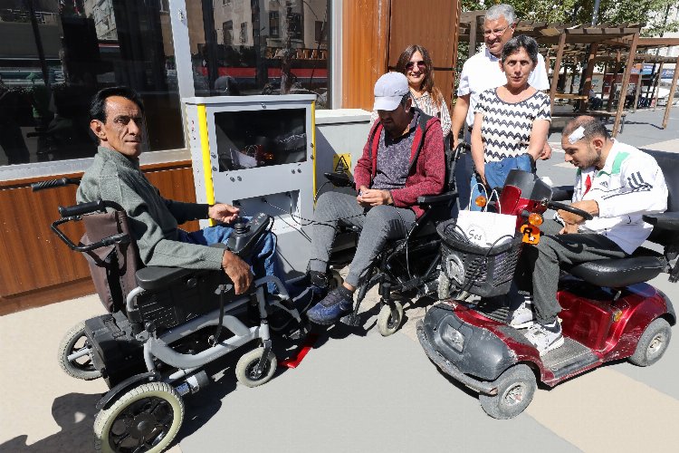 İzmir Narlıdere'de engelli şarj istasyonu kuruldu -