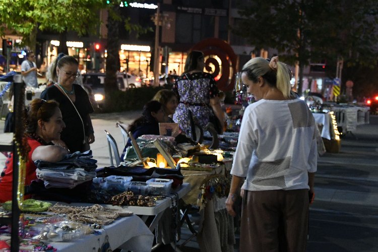 İzmir Narlıdere'de gece pazarı ilgisi -