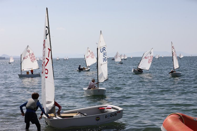 İzmir Narlıdere'de yelken yarışlarına rekor katılım -