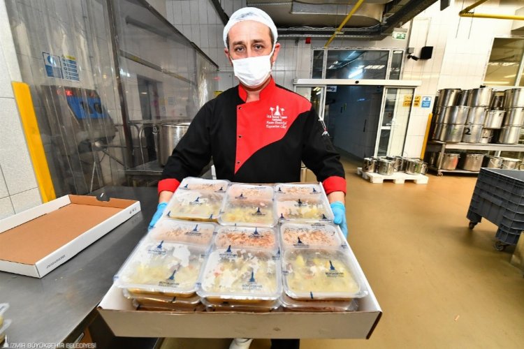 İzmir öğrenciye yemek ikramında çıtayı yükseltti -