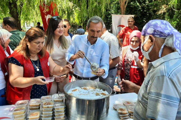 İzmir Urla'da Türk Kızılay'dan aşure ikramı -