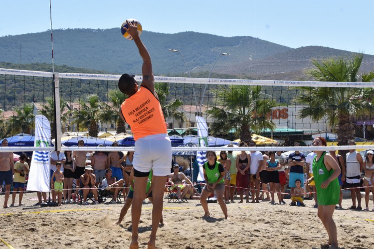 İzmir Yenifoça'da plaj voleybolu heyecanı -