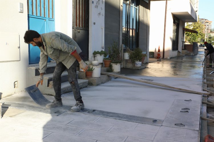 İzmit Ahmet Müfit Bey Caddesi’nde kaldırımlar yenileniyor -