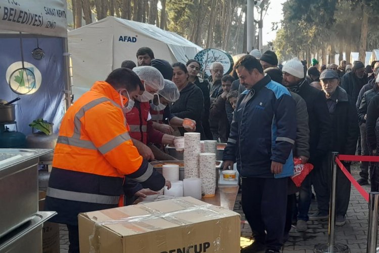 İzmit Aşevi'nden depremzedelere yemek ikramı -