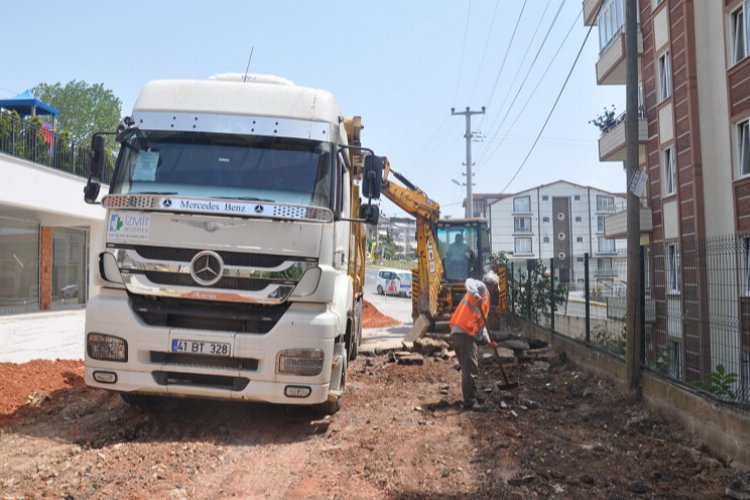 İzmit Belediyesi'nden Tepeköy’de asfalt mesaisi -