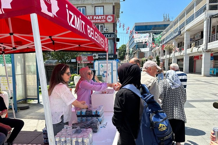 İzmit Belediyesi'nden vatandaşlara etli pilav -