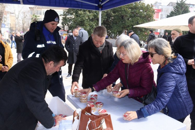 İzmit Belediyesi'nden vatandaşlara kandil helvası -