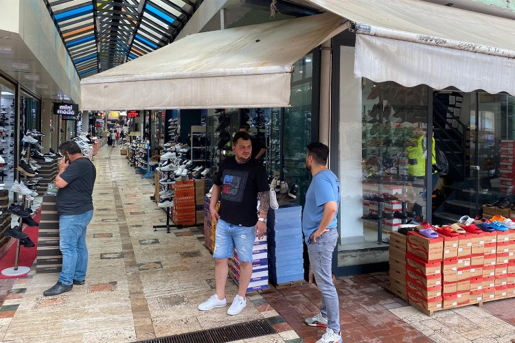 İzmit Belediyesi yağmurdan zarar gören çarşı esnafının yanında -