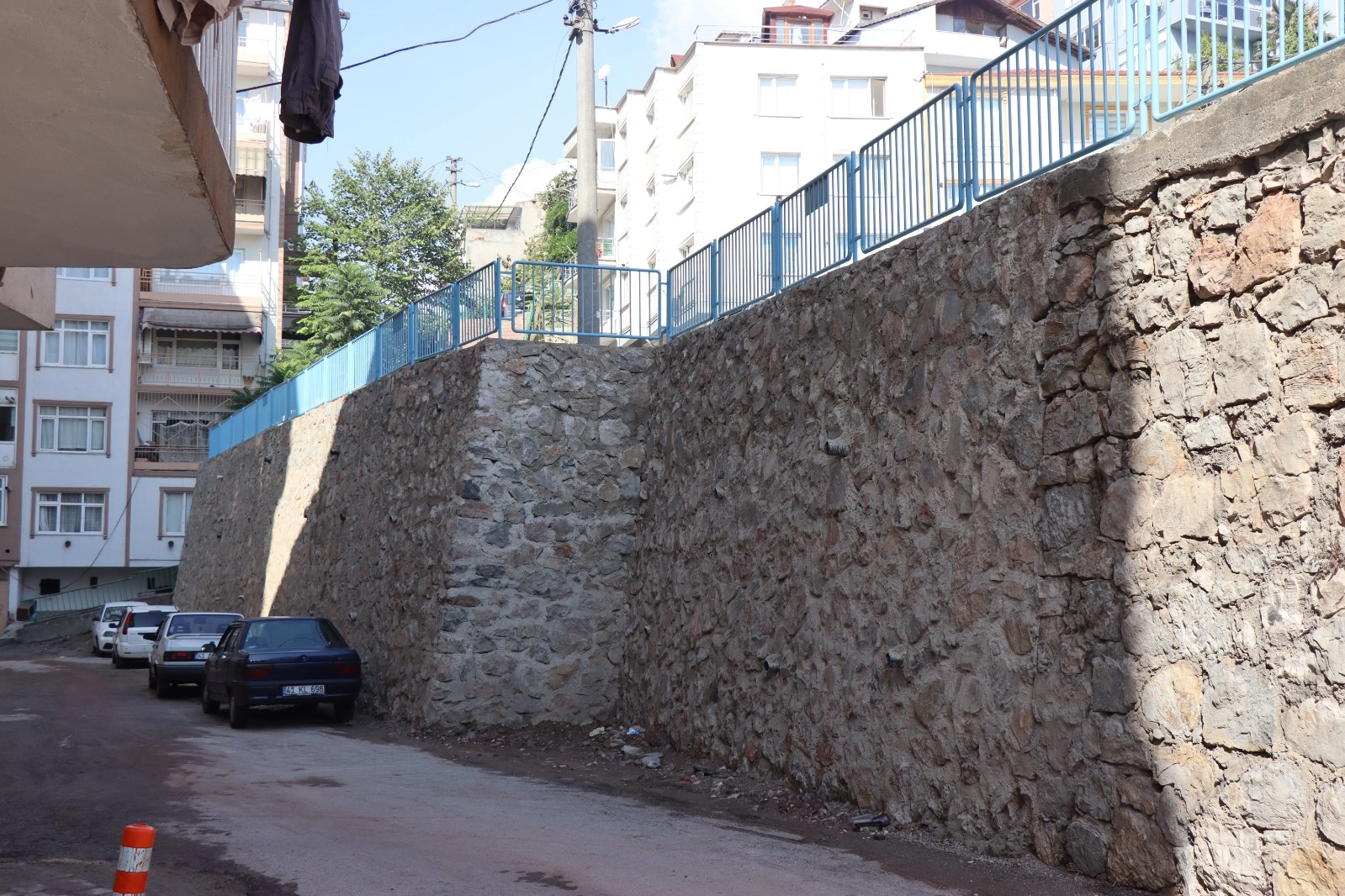 İzmit Belediyesi Zabıtan’da güvenliği sağlayan yeni duvarı tamamladı -