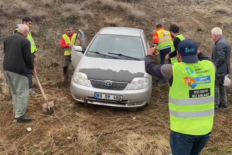 İzmit ekibi Adıyaman'da yoldan çıkan aracı kurtardı -