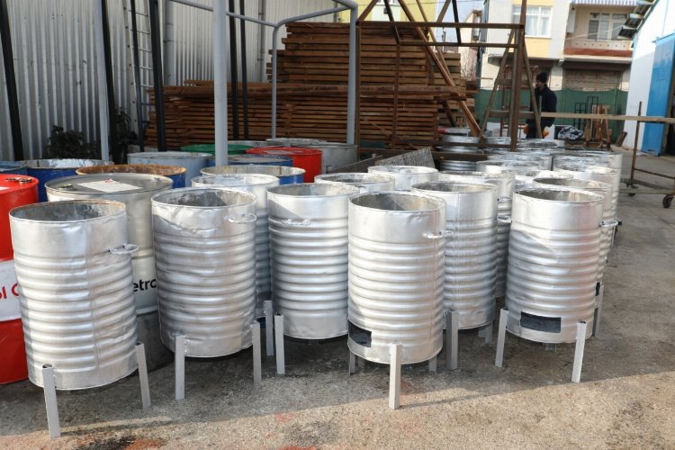 İzmit'in atölyeleri depremzedelere soba üretiyor -