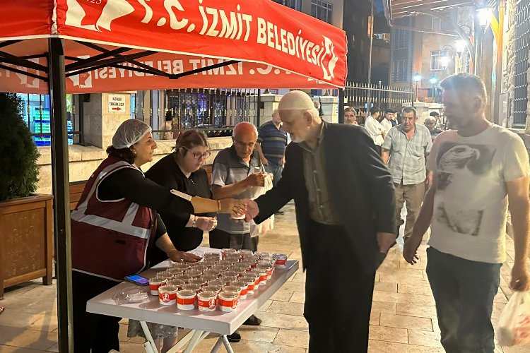 İzmit'in dört bir yanında helva dağıtıldı -