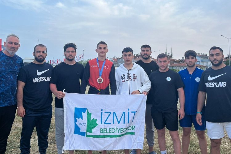 İzmit'in güreşçileri gururlandırıyor -