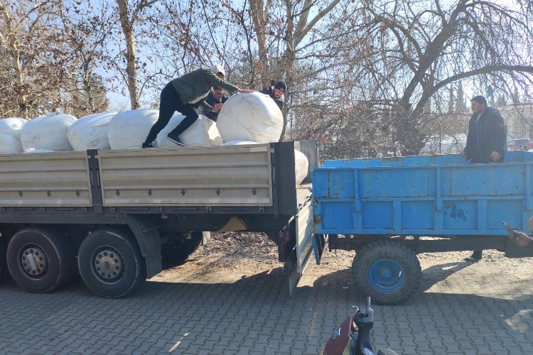 İzmit'in Kahramanmaraş'a gönderdiği yem tırları yüz güldürdü -