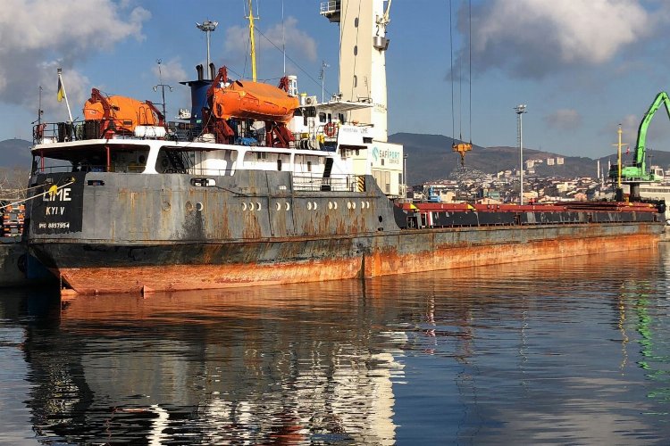 İzmit Körfezi’ni kirleten gemi 3,5 milyon liralık cezayı yedi! -