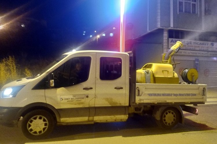 İzmit sokakları gece gündüz ilaçlanıyor -