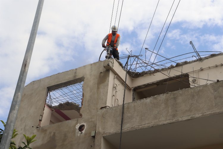 İzmit'te ağır hasarlı bir bina daha yıkılıyor -