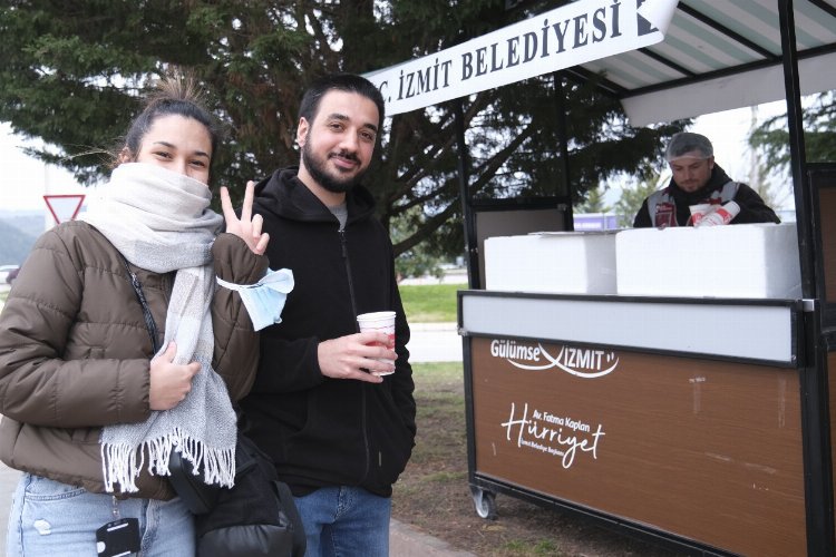 İzmit'te mobil çorba öğrencilerin içini ısıtıyor -