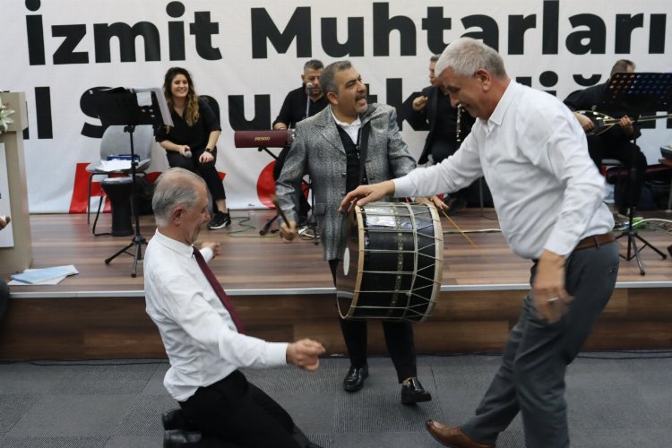 İzmit'te muhtarlar yılı eğlenerek uğurladı -