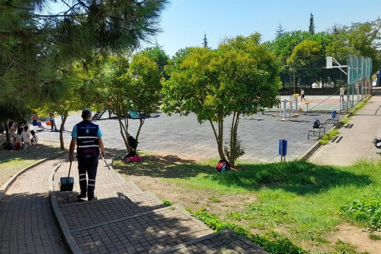 İzmit'te tırpan mesaisi hız kesmiyor -