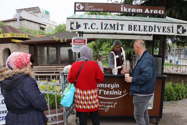 İzmitliler sıcak çorba ikramından çok memnun -