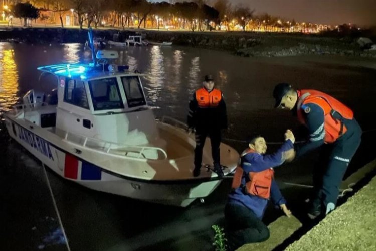 İznik Gölü ortasında mahsur kaldılar! Jandarma kurtardı! -