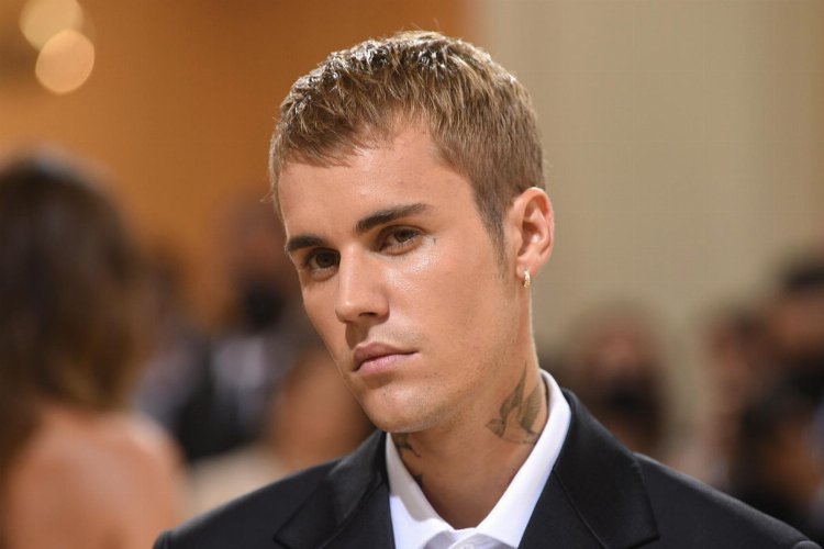 Justin Bieber yüz felci geçirdi -