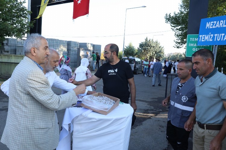 Kabir ziyareti yapan vatandaşlara şeker ve lokum ikramı -