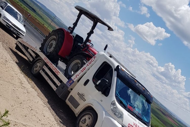 Kablo yüklü traktör devrildi: 1 yaralı -