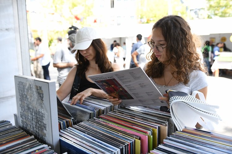 Kadıköy’de plaklar Barış Manço anısına dönüyor -