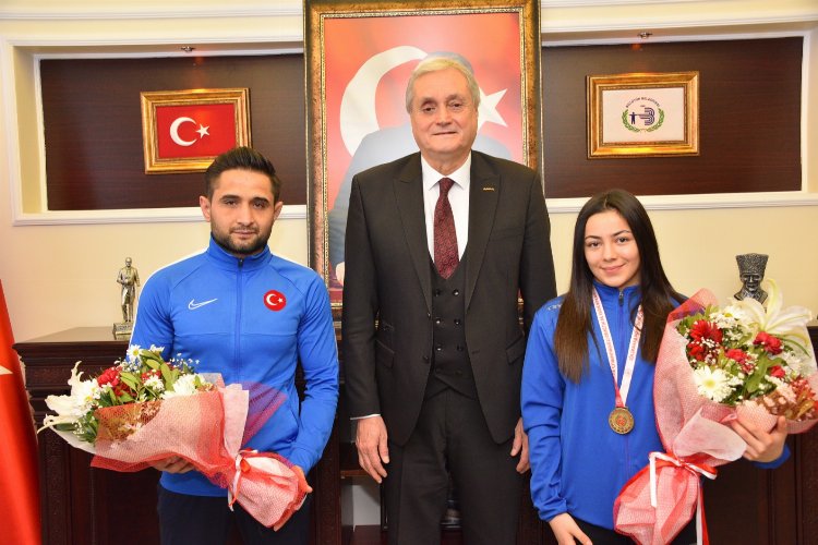Kadın güreşçi aldığı altın madalya ile Bilecik’in gururu oldu -