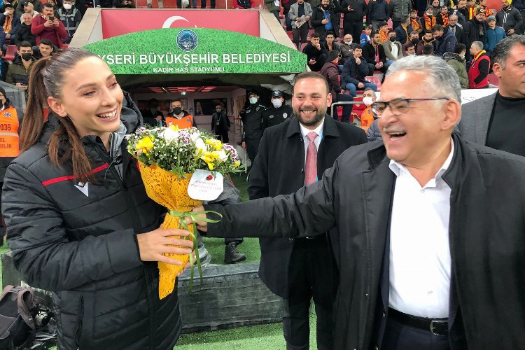 Kadın hakeme anlamlı jest -