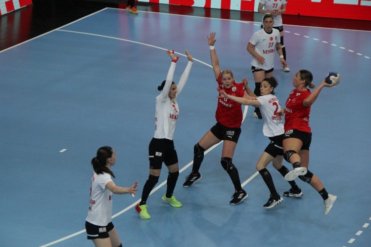 Kadınlar Süper Ligi'de Kastamonu ve Konyaaltı finalde -