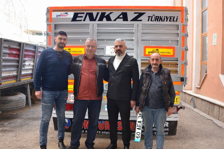 Kahraman şoföre yeni dorse hediye edildi -