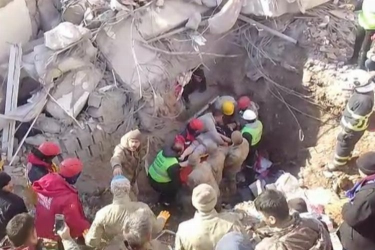 Kahramanmaraş’taki enkazdan 3 kişi sağ salim kurtarıldı -