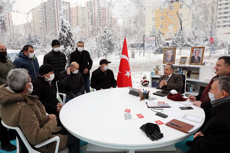 Kar ve soğuğa rağmen Başkan Yalçın 'Şeffaf Oda'da -